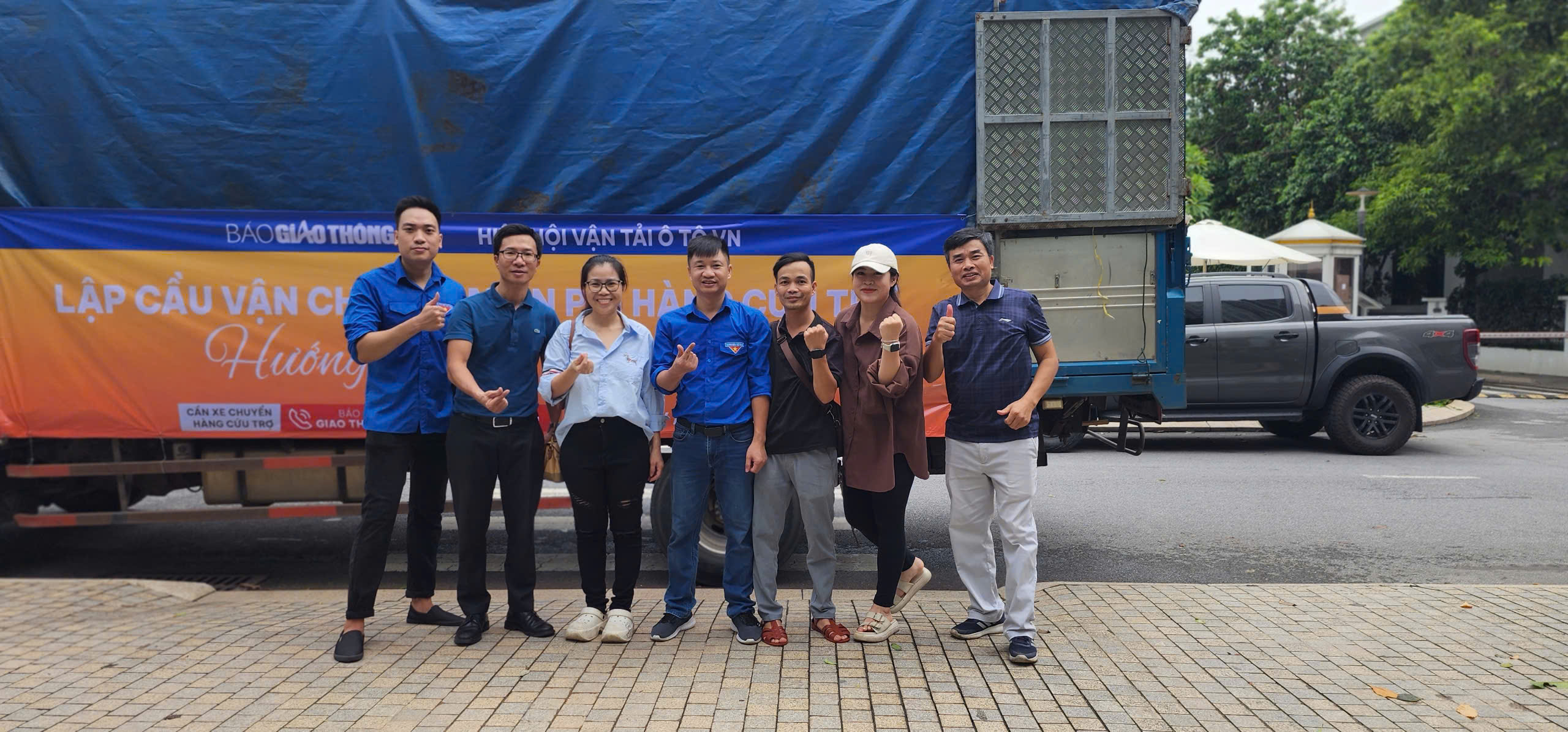 Báo Giao thông quyên góp và lập cầu vận chuyển miễn phí hàng cứu trợ đồng bào sau bão số 3- Ảnh 7. Báo Giao thông quyên góp và lập cầu vận chuyển miễn phí hàng cứu trợ đồng bào sau bão số 3- Ảnh 7.