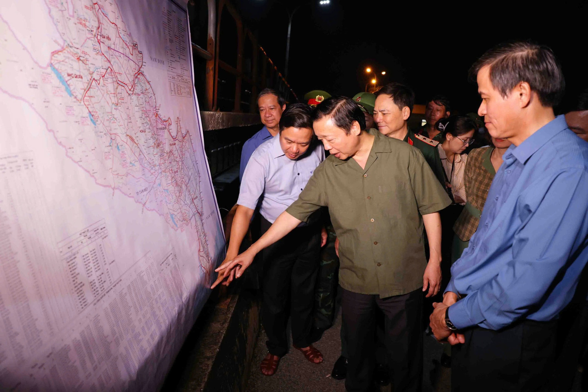 Phó Thủ tướng Trần Hồng Hà kiểm tra phương án thoát lũ sông Hoàng Long (Ninh Bình)- Ảnh 2. Phó Thủ tướng Trần Hồng Hà kiểm tra phương án thoát lũ sông Hoàng Long (Ninh Bình)- Ảnh 2.