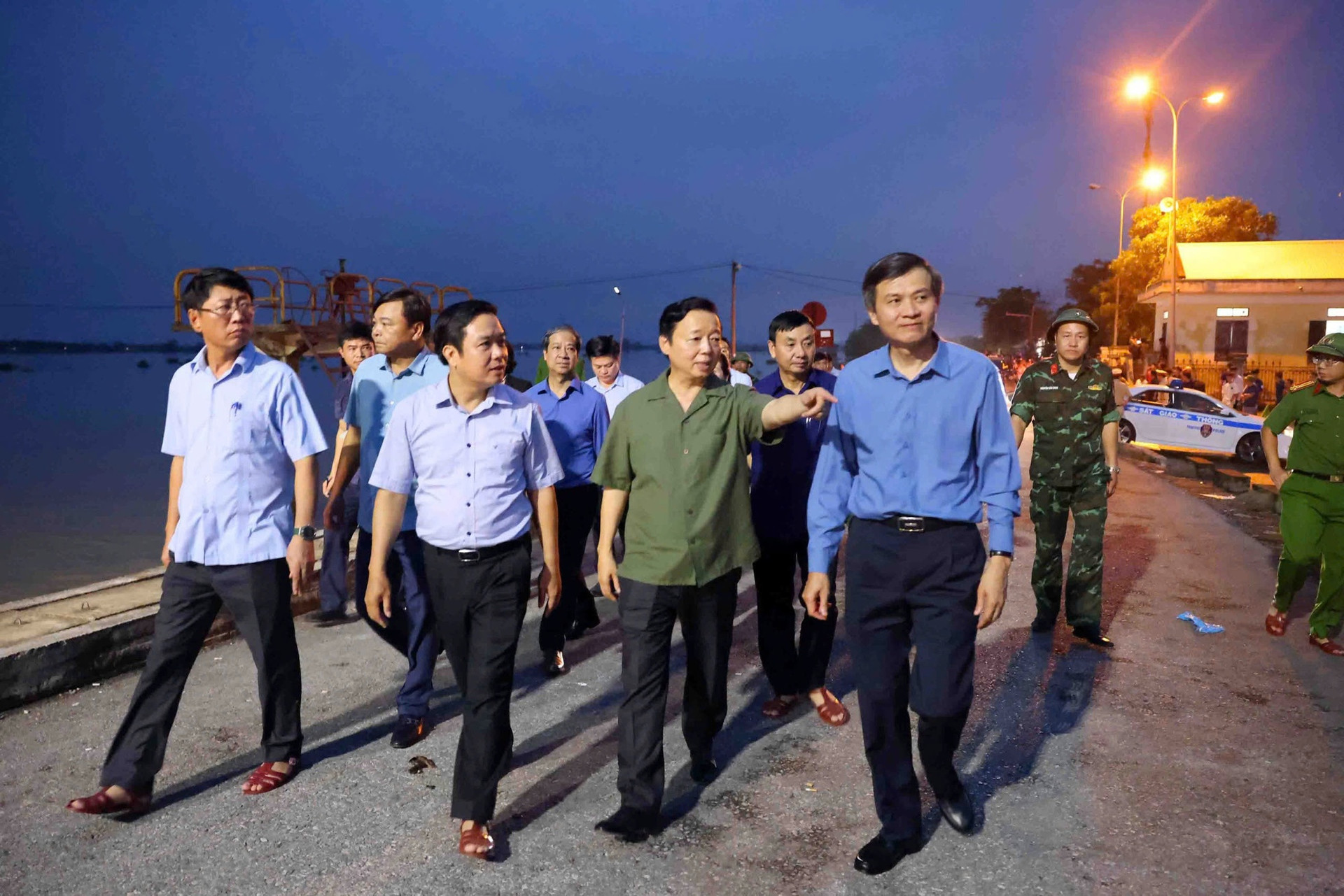 Phó Thủ tướng Trần Hồng Hà kiểm tra phương án thoát lũ sông Hoàng Long (Ninh Bình)- Ảnh 3. Phó Thủ tướng Trần Hồng Hà kiểm tra phương án thoát lũ sông Hoàng Long (Ninh Bình)- Ảnh 3.