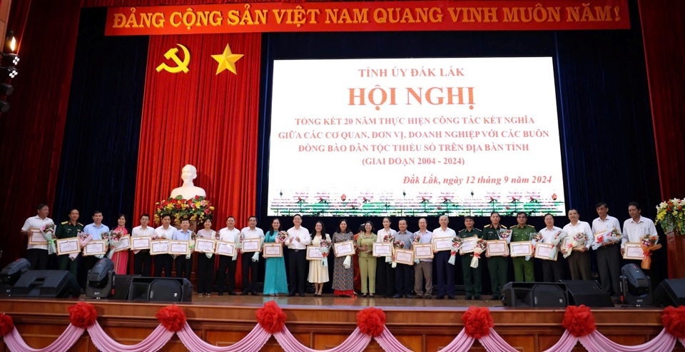 Ban Thường vụ Tỉnh ủy , UBND tỉnh Đắk Lắk tặng bằng khen cho các đơn vị có thành tích xuất sắc trong 20 năm thực hiện công tác kết nghĩa với buôn đồng bào dân tộc thiểu số.