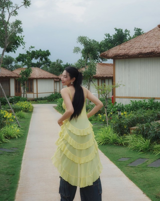 Nâng tầm phong cách với áo màu vàng, bí quyết cho mùa thu thêm rực rỡ- Ảnh 2. Nâng tầm phong cách với áo màu vàng, bí quyết cho mùa thu thêm rực rỡ- Ảnh 2.