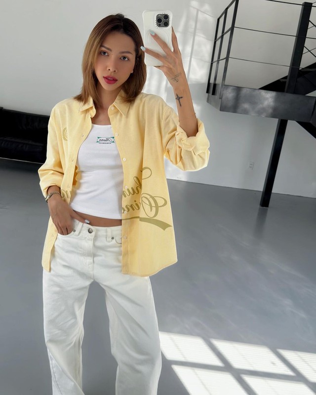 Nâng tầm phong cách với áo màu vàng, bí quyết cho mùa thu thêm rực rỡ- Ảnh 5. Nâng tầm phong cách với áo màu vàng, bí quyết cho mùa thu thêm rực rỡ- Ảnh 5.