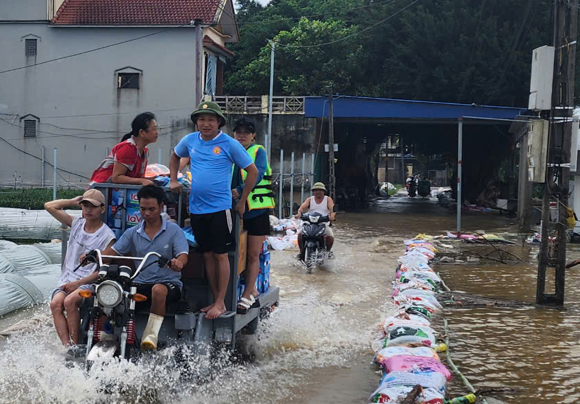 Cận cảnh khẩn cấp hộ đê, sơ tán dân tại các vùng báo động lũ cấp 3 ở Nam Định- Ảnh 5. Cận cảnh khẩn cấp hộ đê, sơ tán dân tại các vùng báo động lũ cấp 3 ở Nam Định- Ảnh 5.