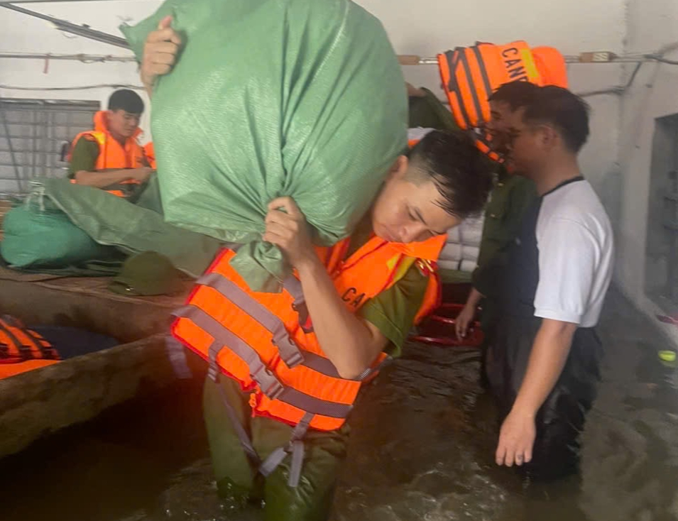 Cận cảnh khẩn cấp hộ đê, sơ tán dân tại các vùng báo động lũ cấp 3 ở Nam Định- Ảnh 9. Cận cảnh khẩn cấp hộ đê, sơ tán dân tại các vùng báo động lũ cấp 3 ở Nam Định- Ảnh 9.