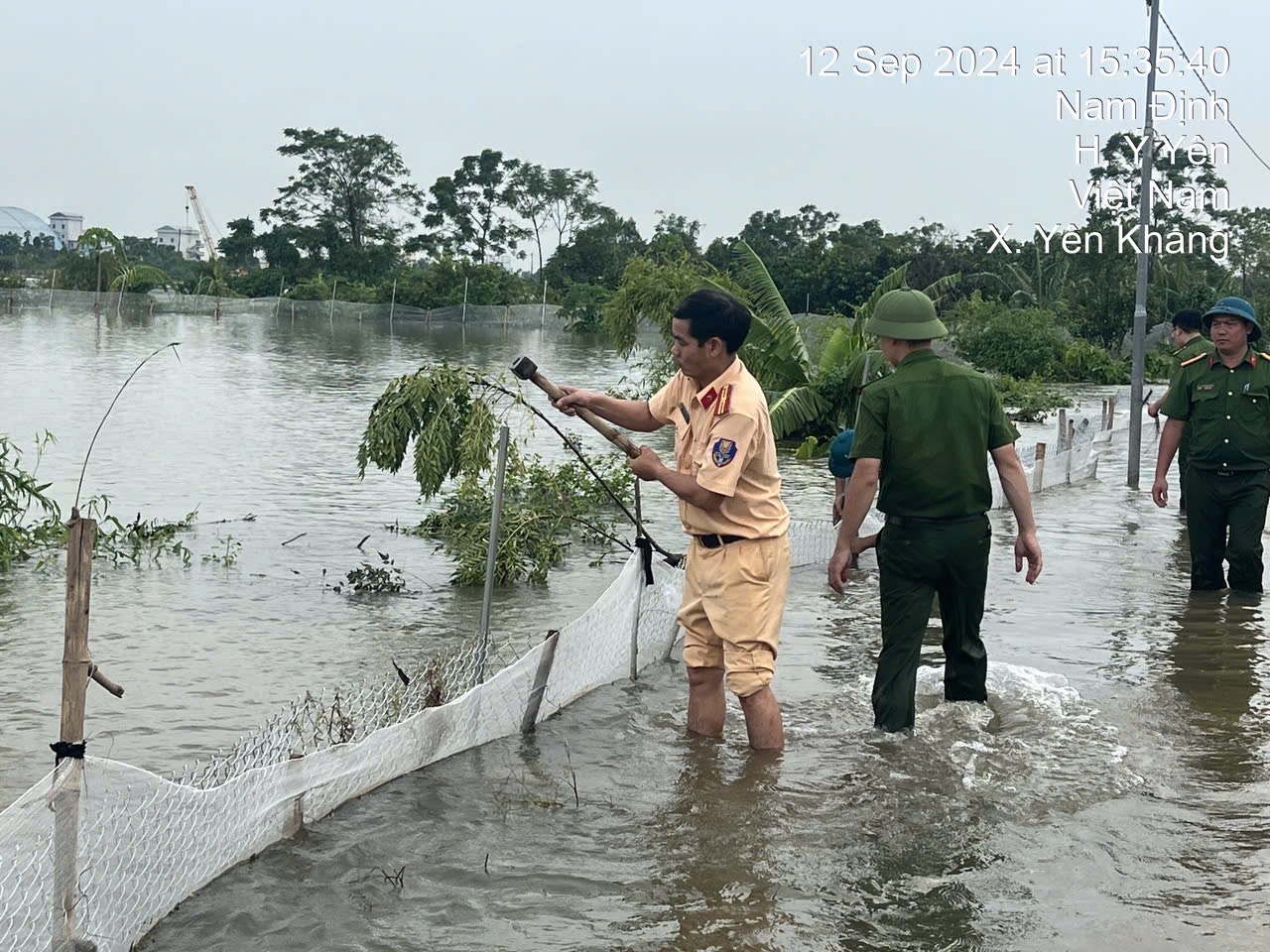 Cận cảnh khẩn cấp hộ đê, sơ tán dân tại các vùng báo động lũ cấp 3 ở Nam Định- Ảnh 10. Cận cảnh khẩn cấp hộ đê, sơ tán dân tại các vùng báo động lũ cấp 3 ở Nam Định- Ảnh 10.