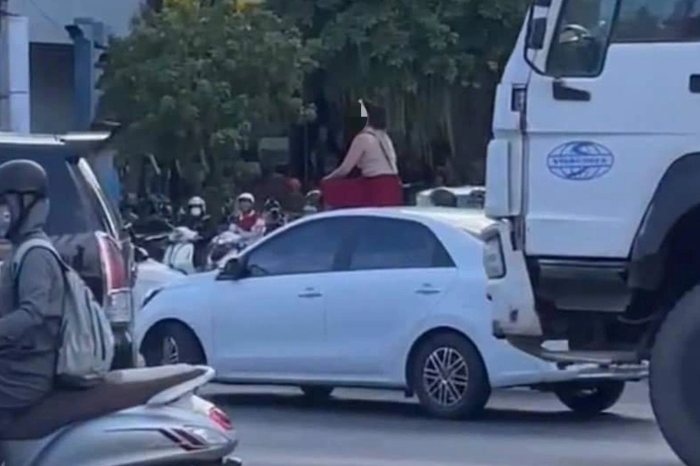 Sự thật về người phụ nữ chặn đầu xe tải, ngồi thiền trên nóc ô tô con - 2 Sự thật về người phụ nữ chặn đầu xe tải, ngồi thiền trên nóc ô tô con - 2