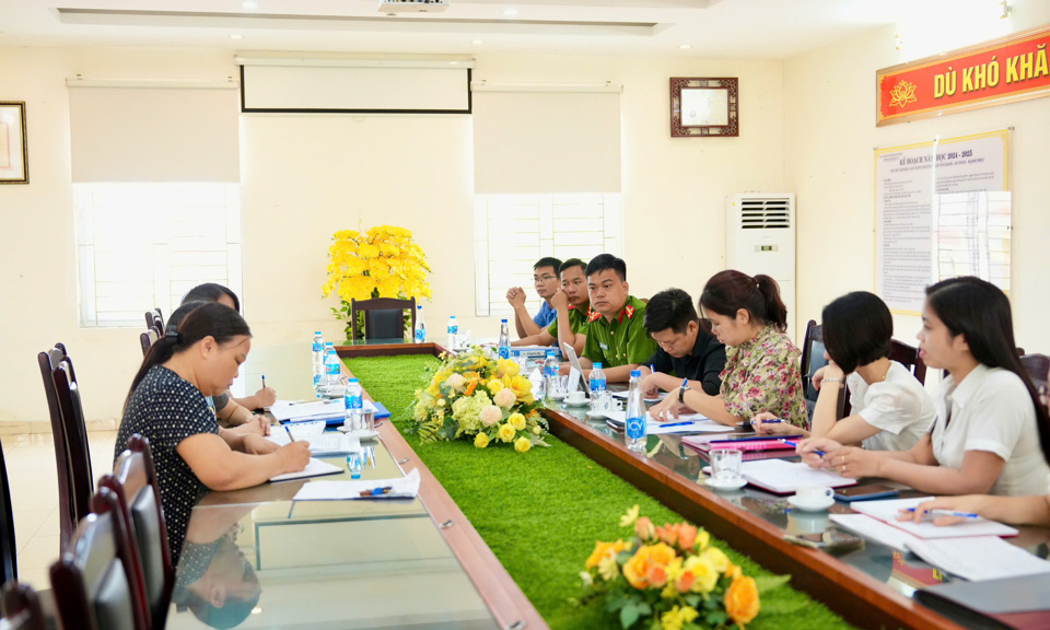 Đoàn kiểm tra làm việc với lãnh đạo tại Trường Mầm non huyện Đan Phượng.