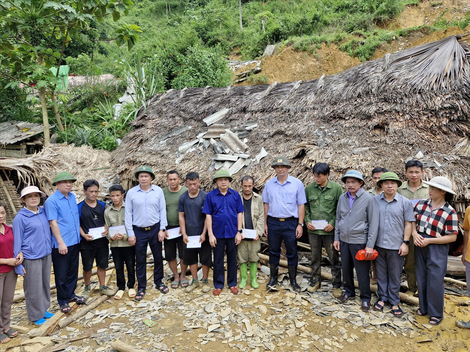 Thứ trưởng, Phó Chủ nhiệm Ủy ban Dân tộc Y Vinh Tơr thăm hỏi, động viên đồng bào vùng lũ Tuyên Quang 3 Thứ trưởng, Phó Chủ nhiệm Ủy ban Dân tộc Y Vinh Tơr thăm hỏi, động viên đồng bào vùng lũ Tuyên Quang 3