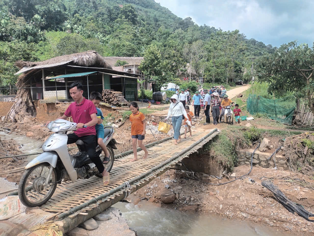 Thứ trưởng, Phó Chủ nhiệm Ủy ban Dân tộc Y Vinh Tơr thăm hỏi, động viên đồng bào vùng lũ Tuyên Quang 5 Thứ trưởng, Phó Chủ nhiệm Ủy ban Dân tộc Y Vinh Tơr thăm hỏi, động viên đồng bào vùng lũ Tuyên Quang 5