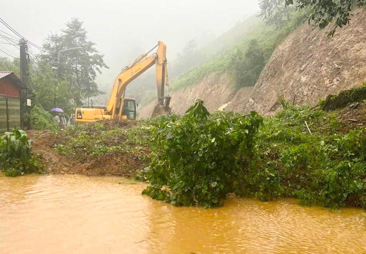 Người mẹ trẻ ở Bảo Yên đi bộ 16 tiếng, vượt 40km đường rừng để sinh con - Ảnh 2. Người mẹ trẻ ở Bảo Yên đi bộ 16 tiếng, vượt 40km đường rừng để sinh con - Ảnh 2.