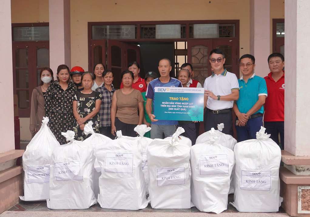 BIDV trao tặng quà cho nhân dân trên địa bàn các tỉnh vùng ngập lụt.