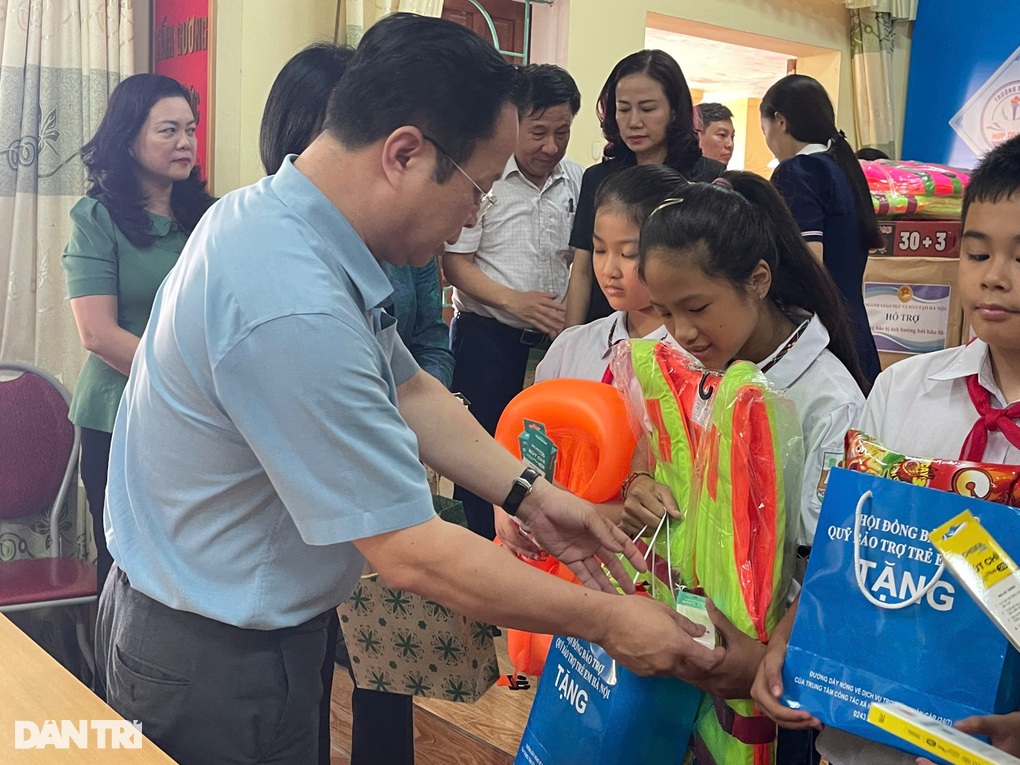Hà Nội: Lũ dâng 1,2m, hơn 300 học sinh khăn gói học nhờ - 3 Hà Nội: Lũ dâng 1,2m, hơn 300 học sinh khăn gói học nhờ - 3