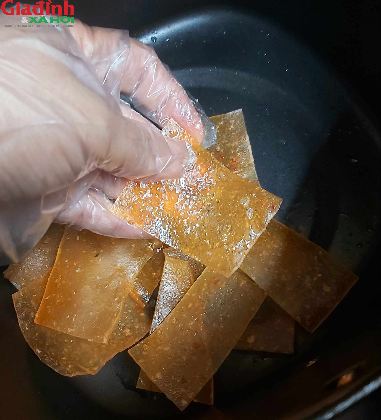 Cách chiên phồng tôm bằng nồi chiên không dầu nở đều, giòn ngon như rán bằng chảo- Ảnh 3. A hand holding a piece of brown paper Description automatically generated