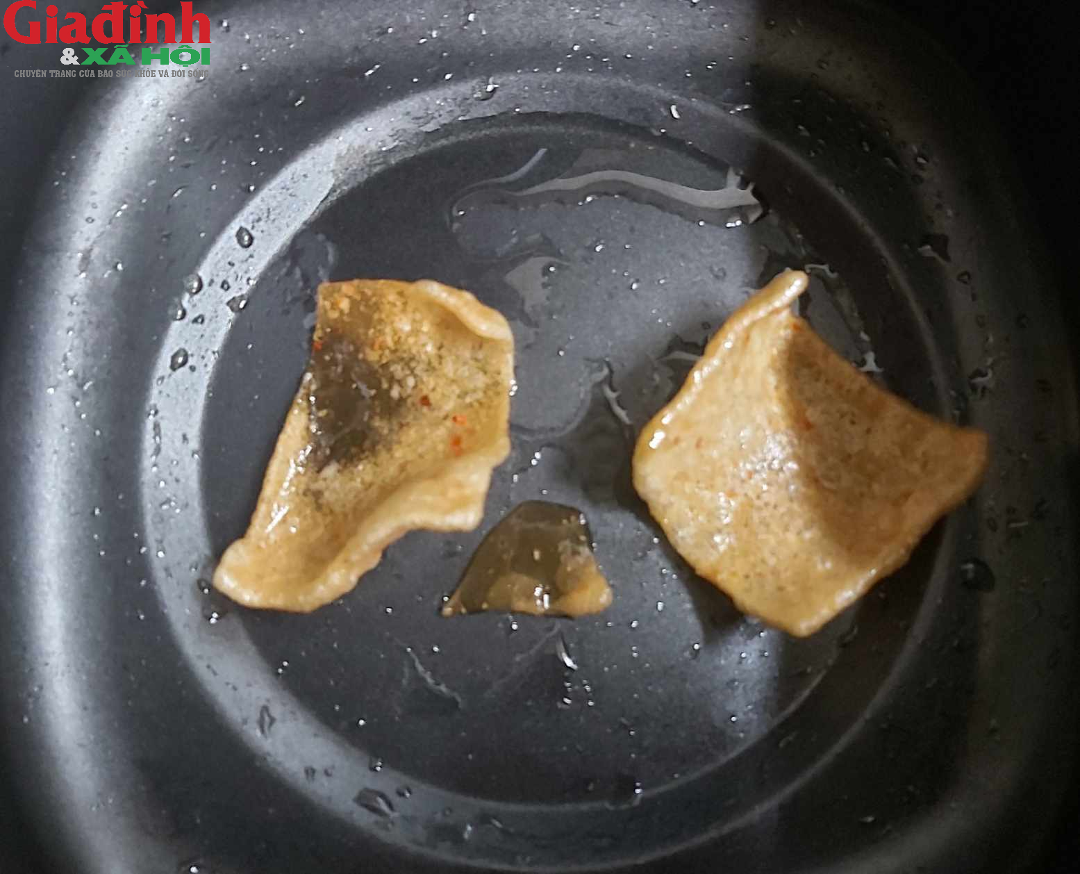 Cách chiên phồng tôm bằng nồi chiên không dầu nở đều, giòn ngon như rán bằng chảo- Ảnh 7. A pan with food in it Description automatically generated