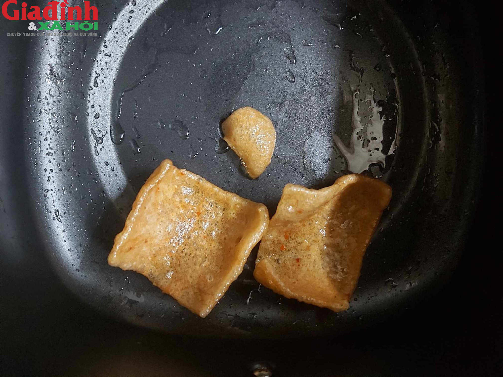 Cách chiên phồng tôm bằng nồi chiên không dầu nở đều, giòn ngon như rán bằng chảo- Ảnh 8. A close up of food Description automatically generated
