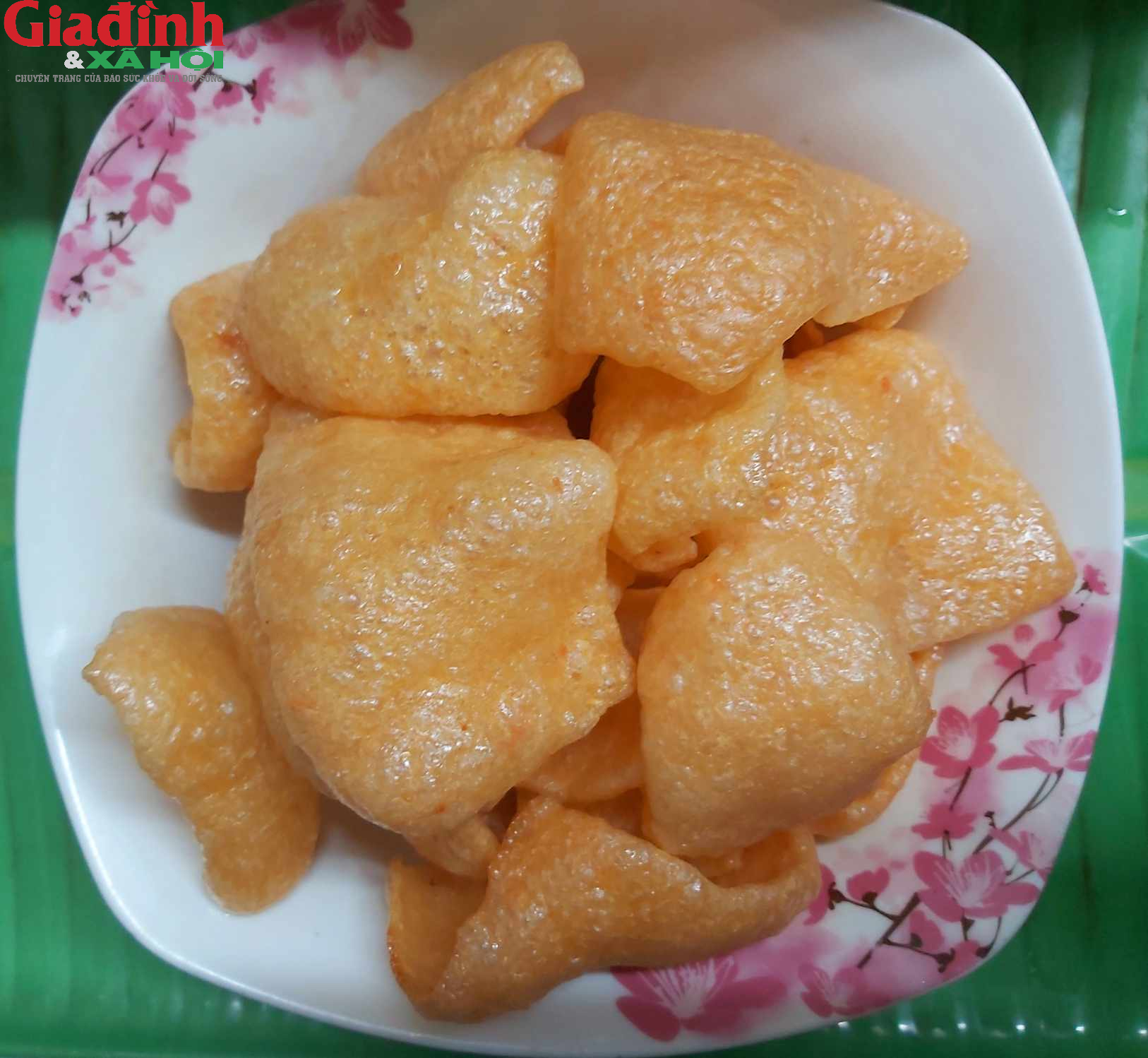 Cách chiên phồng tôm bằng nồi chiên không dầu nở đều, giòn ngon như rán bằng chảo- Ảnh 9. A plate of food on a green surface Description automatically generated