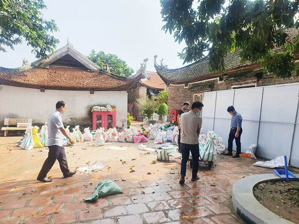 Nhân dân tham gia dọn dẹp, vệ sinh môi trường tại đình Chèm, hường Thụy Phương.
