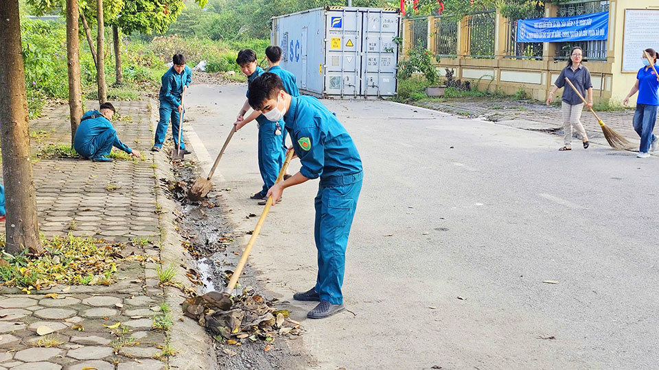 Phường Cổ Nhuế 2 huy động các lực lượng tham gia tổng vệ sinh môi trường.