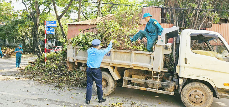 Đội Thanh tra Giao thông vận tải số 22 ra quân xử lý tổng vệ sinh môi trường, khắc phục hậu quả cơn bão số 3.
