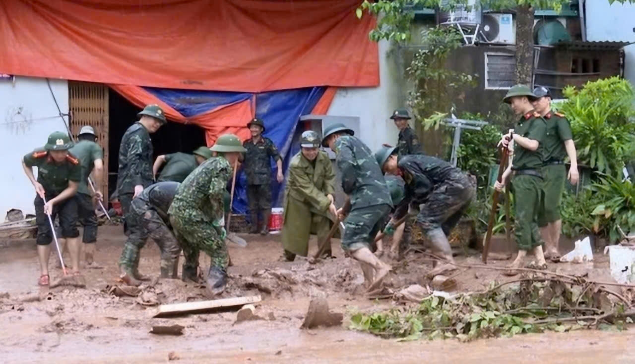 Lực lượng Công an, Quân đội giúp người dân Ba Chẽ khắc phục hậu quả sau mưa lũ Lực lượng Công an, Quân đội giúp người dân Ba Chẽ khắc phục hậu quả sau mưa lũ