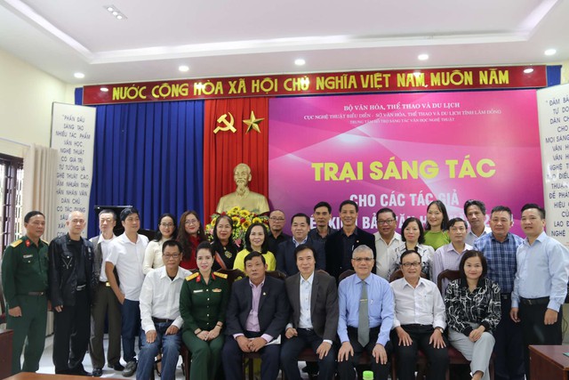Khai mạc trại sáng tác kịch bản văn học năm 2024 - Ảnh 2. Khai mạc trại sáng tác kịch bản văn học năm 2024 - Ảnh 2.