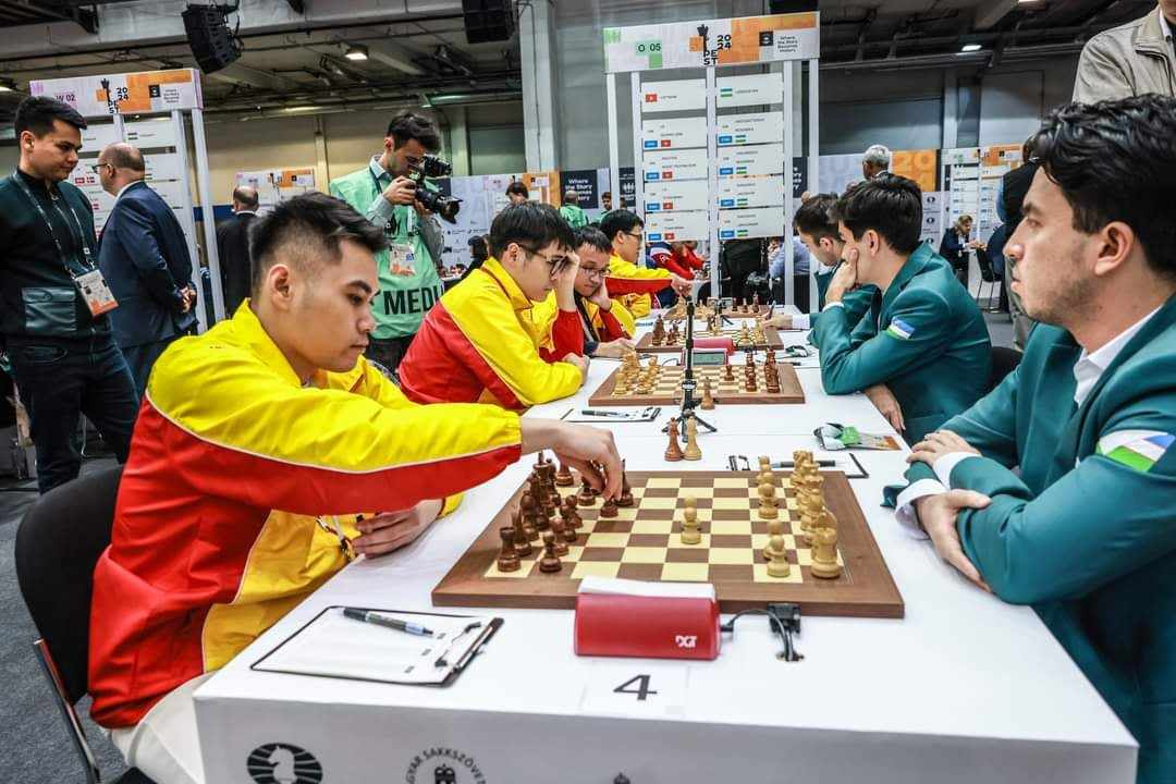 Trường Sơn tỏa sáng, cờ vua Việt Nam bất ngờ đánh bại ĐKVĐ Uzbekistan ở Olympiad- Ảnh 3. Trường Sơn tỏa sáng, cờ vua Việt Nam bất ngờ đánh bại ĐKVĐ Uzbekistan ở Olympiad- Ảnh 3.
