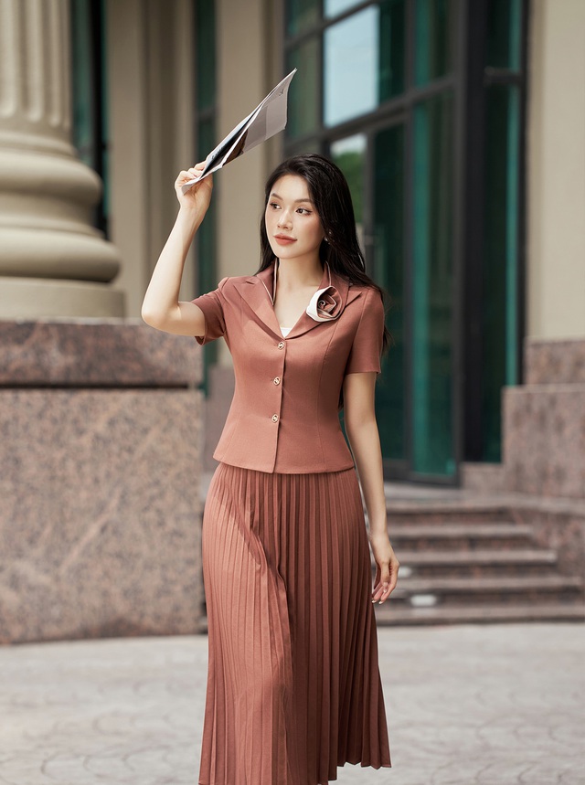 Cách diện áo blazer, áo vest không cầu kỳ mà vẫn sành điệu- Ảnh 3. Cách diện áo blazer, áo vest không cầu kỳ mà vẫn sành điệu- Ảnh 3.