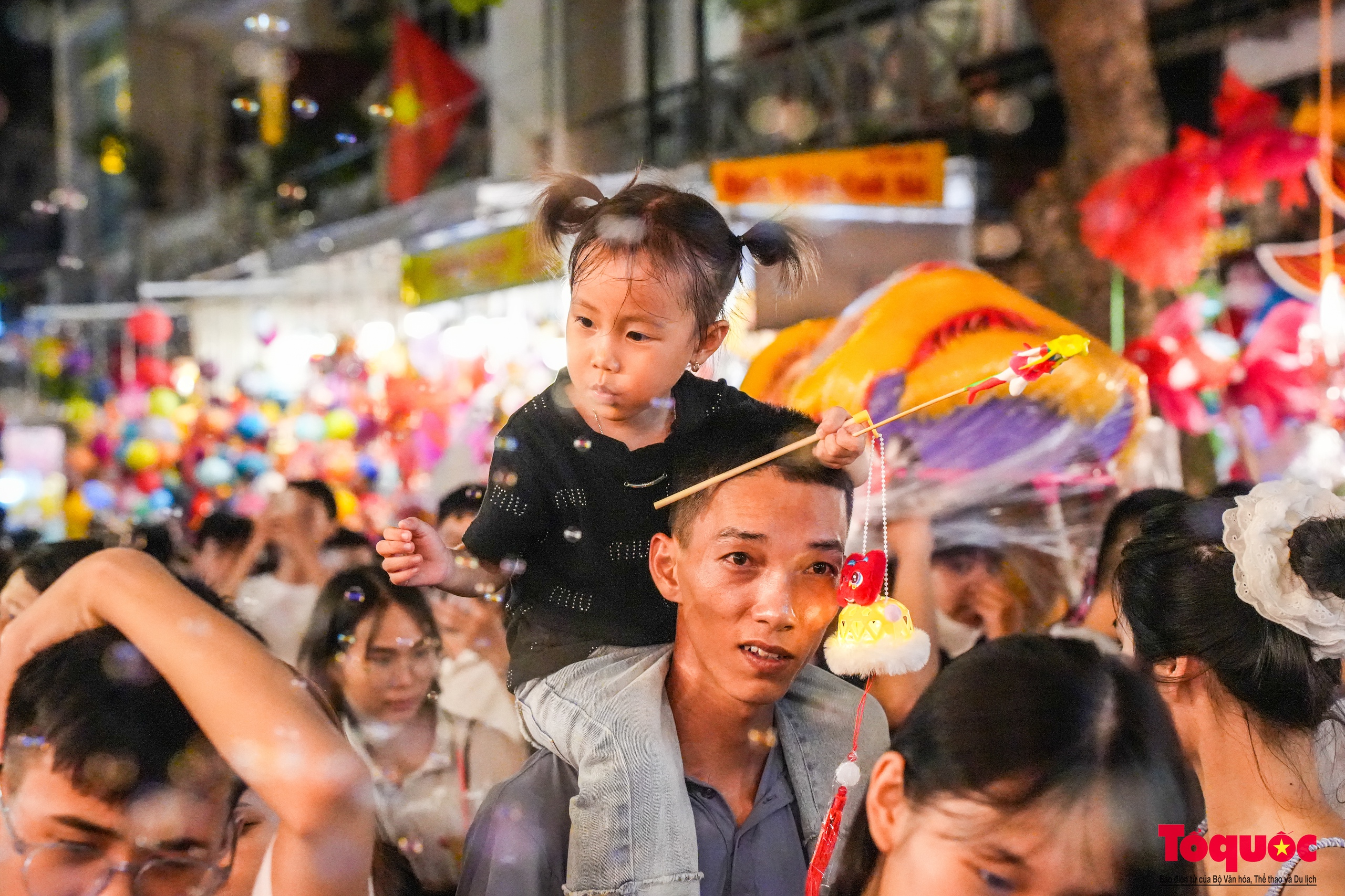 Phố Hàng Mã rực rỡ sắc màu đón Tết Trung thu 2024 - Ảnh 6. Phố Hàng Mã rực rỡ sắc màu đón Tết Trung thu 2024 - Ảnh 6.