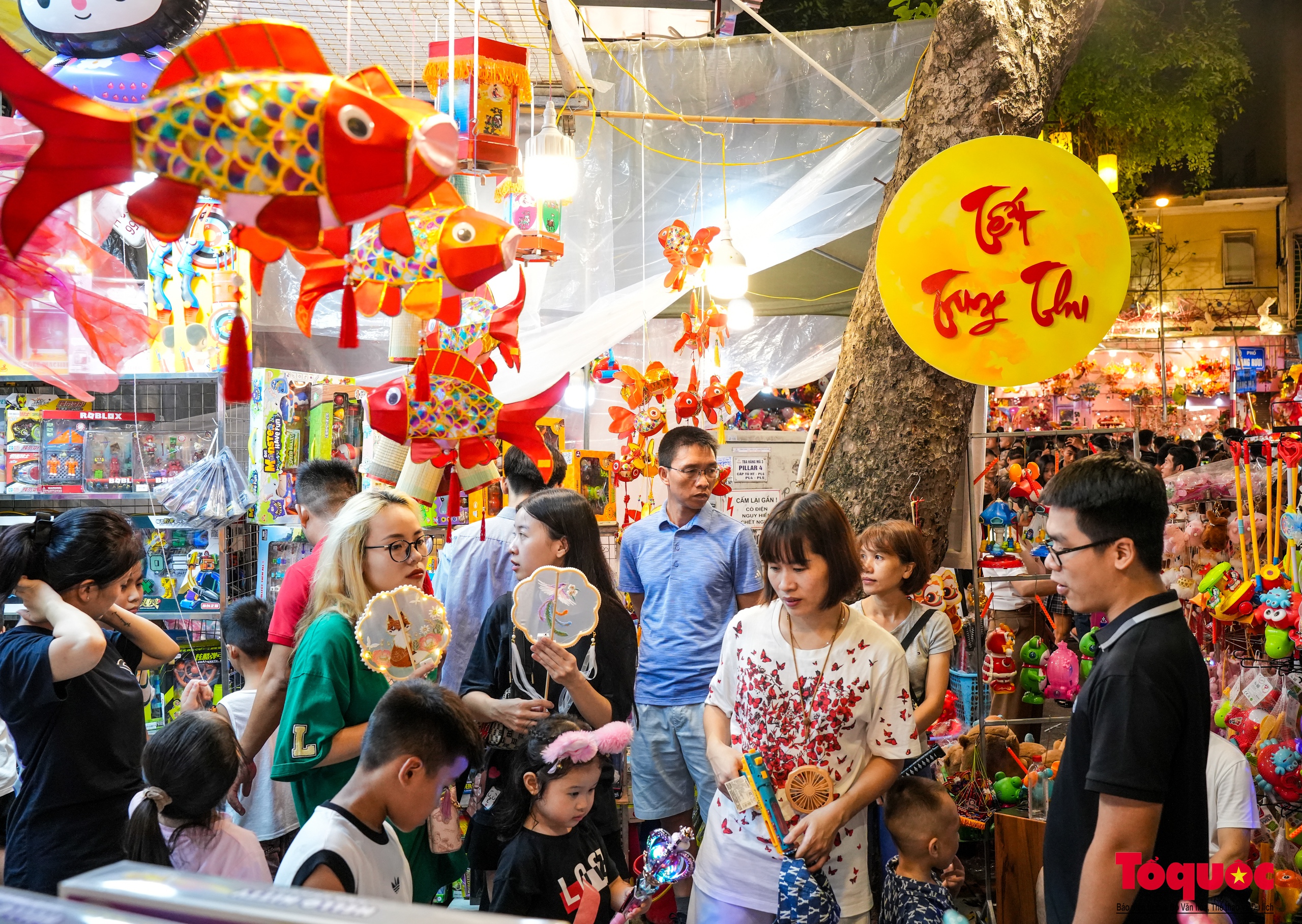 Phố Hàng Mã rực rỡ sắc màu đón Tết Trung thu 2024 - Ảnh 8. Phố Hàng Mã rực rỡ sắc màu đón Tết Trung thu 2024 - Ảnh 8.