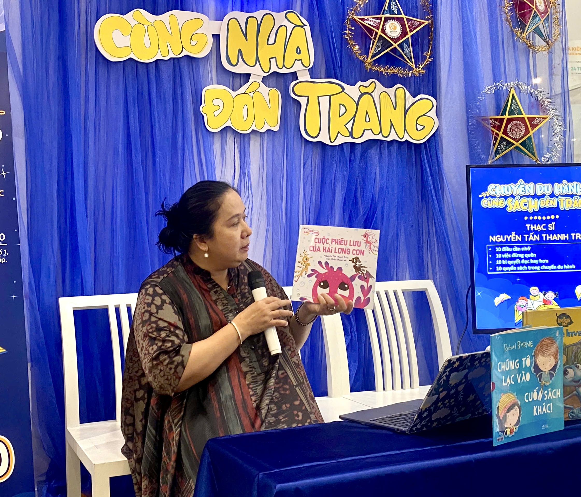 Trẻ háo hức 'du hành cùng sách tới mặt trăng' nhân dịp trung thu- Ảnh 2. Trẻ háo hức 'du hành cùng sách tới mặt trăng' nhân dịp trung thu- Ảnh 2.