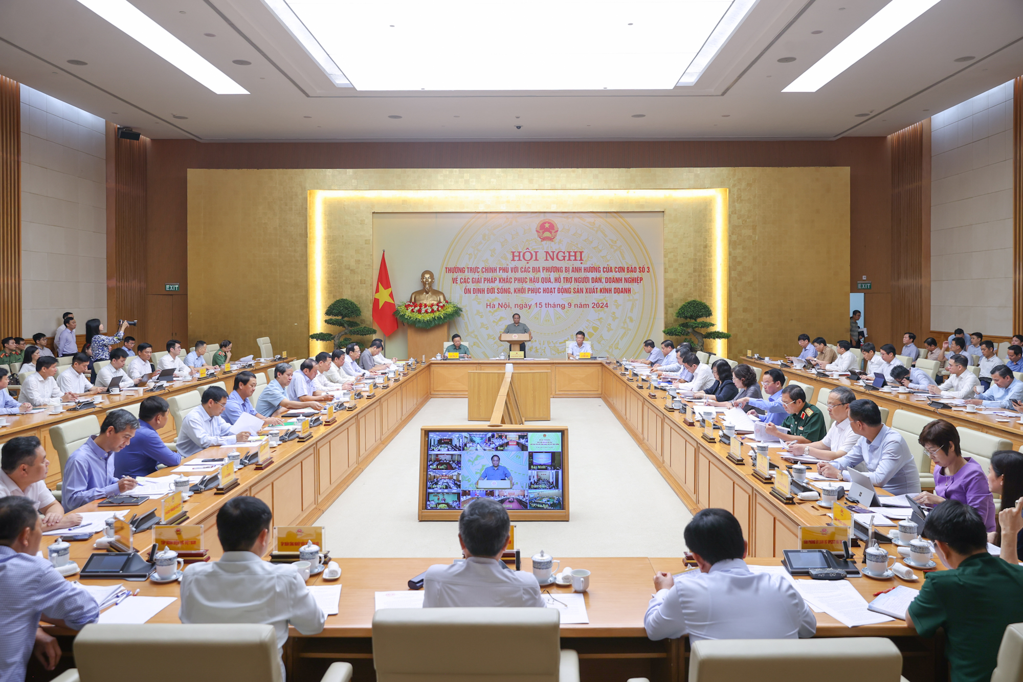 Thủ tướng nhiều lần nghẹn giọng, bật khóc khi đề cập tới mất mát của người dân do bão Yagi- Ảnh 3. Thủ tướng nhiều lần nghẹn giọng, bật khóc khi đề cập tới mất mát của người dân do bão Yagi- Ảnh 3.