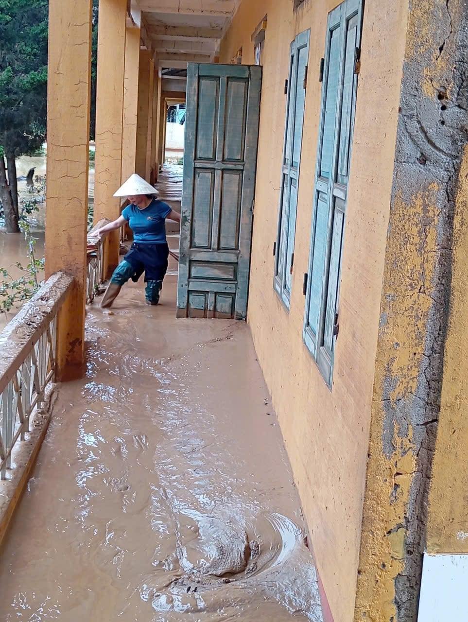 Cô giáo Yên Bái lấm lem bùn đất: Mọi người khen thế chúng tôi ngại lắm!- Ảnh 6. Cô giáo Yên Bái lấm lem bùn đất: Mọi người khen thế chúng tôi ngại lắm!- Ảnh 6.