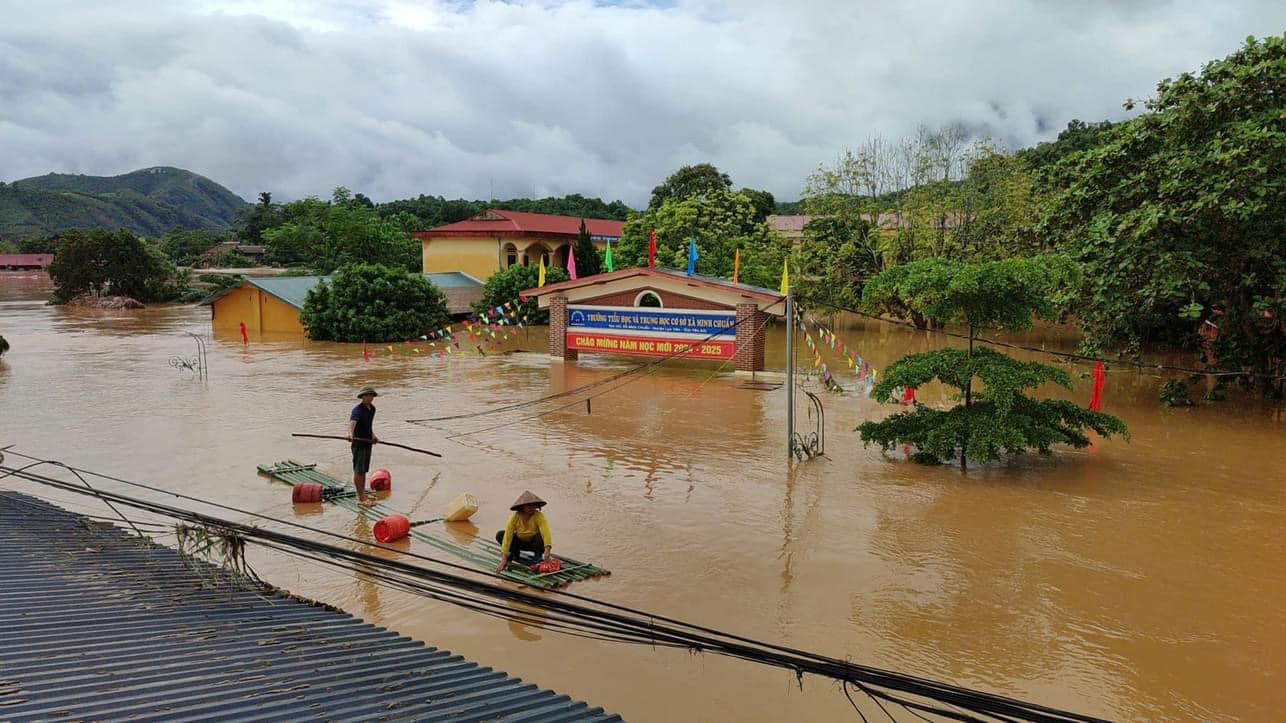 Cô giáo Yên Bái lấm lem bùn đất: Mọi người khen thế chúng tôi ngại lắm!- Ảnh 7. Cô giáo Yên Bái lấm lem bùn đất: Mọi người khen thế chúng tôi ngại lắm!- Ảnh 7.