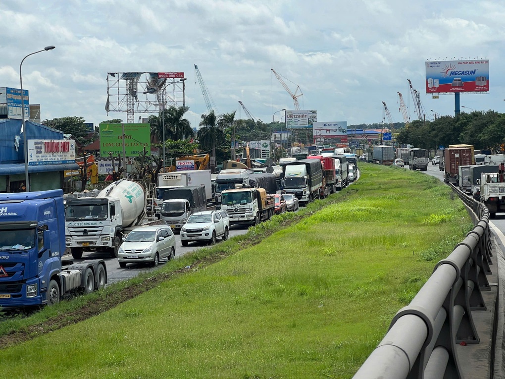 Cuộn thép trên rơ-moóc rơi xuống mặt cầu Đồng Nai, kẹt xe hơn 5km - 2 Cuộn thép trên rơ-moóc rơi xuống mặt cầu Đồng Nai, kẹt xe hơn 5km - 2