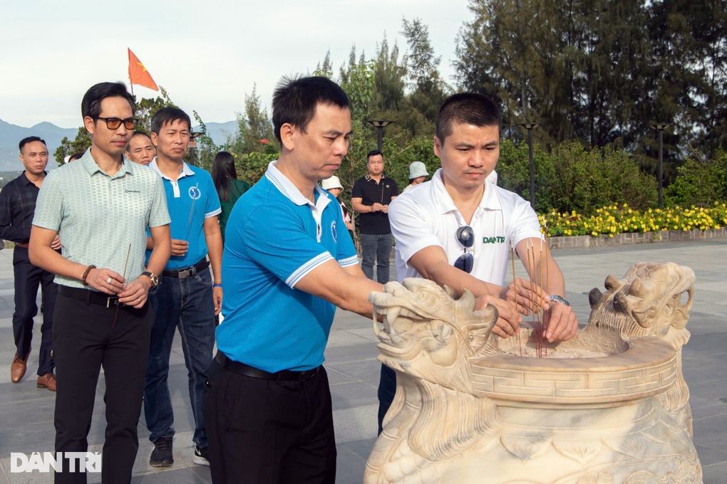 Thăm tặng quà đến thân nhân liệt sỹ, cán bộ Hải quân công tác ở Trường Sa - 2 Thăm tặng quà đến thân nhân liệt sỹ, cán bộ Hải quân công tác ở Trường Sa - 2