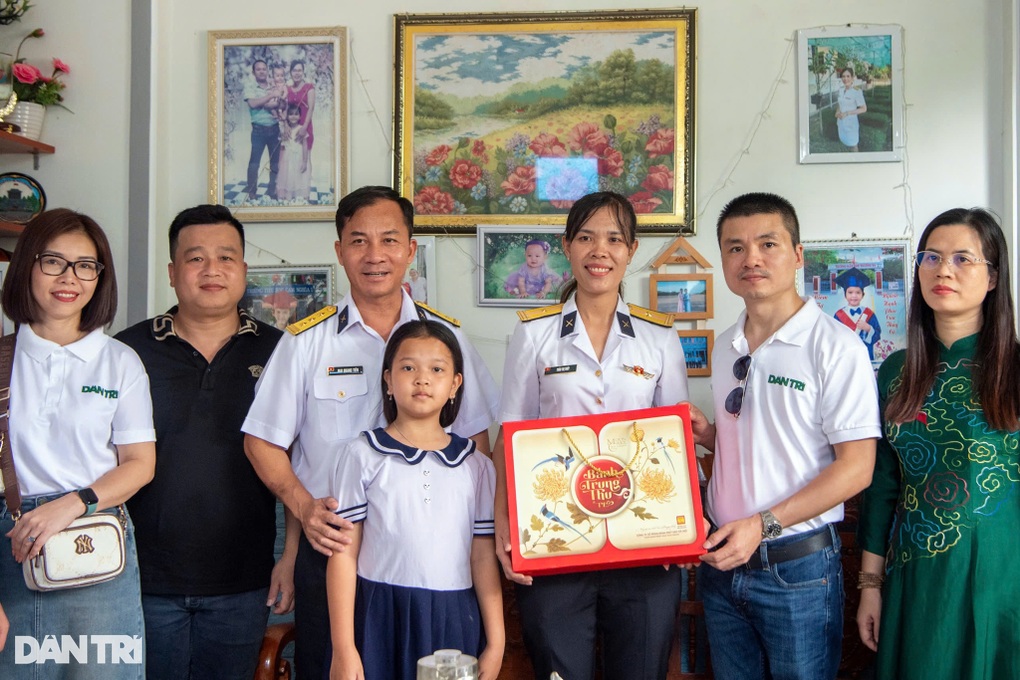 Thăm tặng quà đến thân nhân liệt sỹ, cán bộ Hải quân công tác ở Trường Sa - 3 Thăm tặng quà đến thân nhân liệt sỹ, cán bộ Hải quân công tác ở Trường Sa - 3