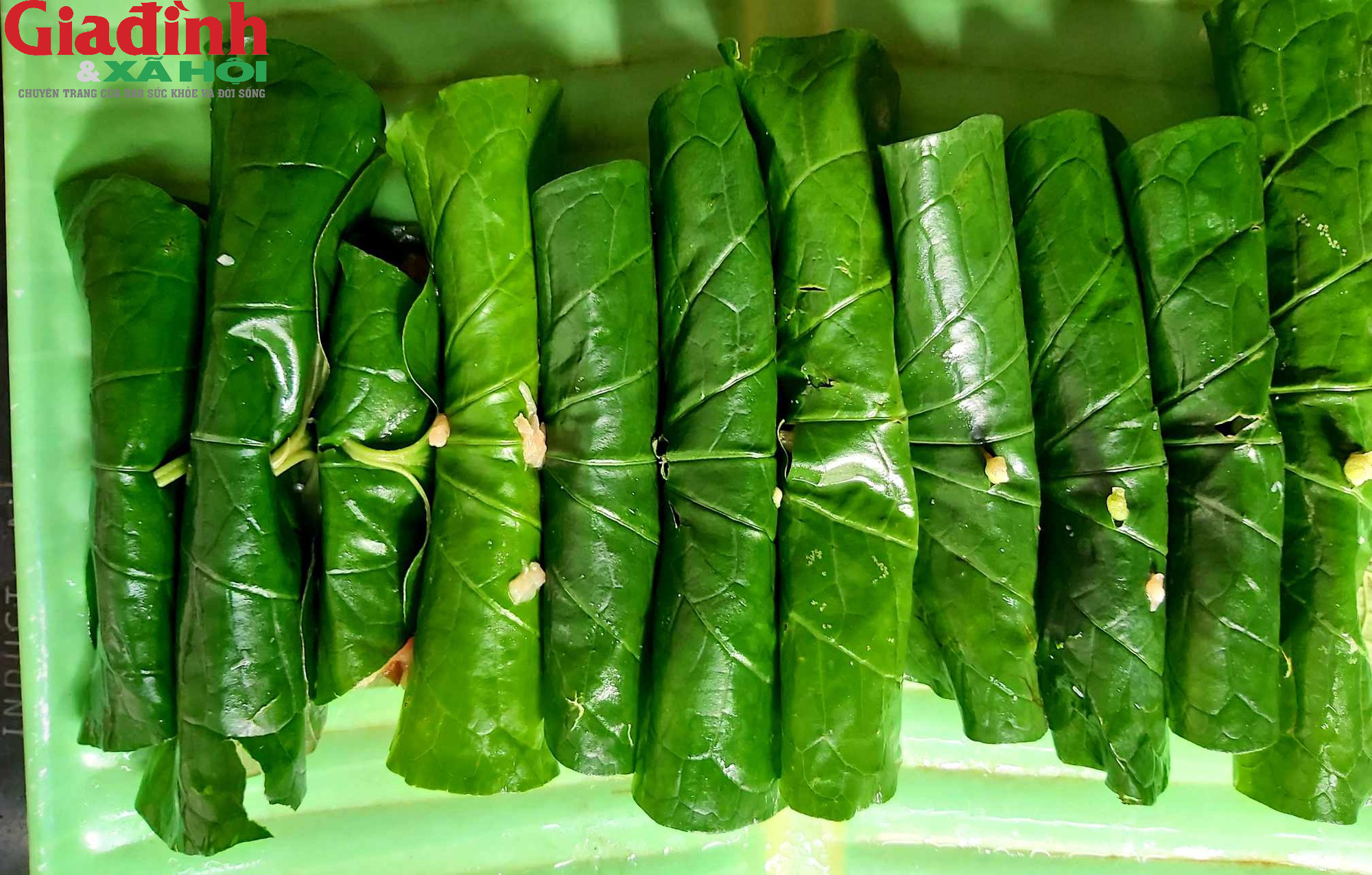 Cách làm chả lá lốt thịt gà bằng nồi chiên không dầu thơm ngon, không khô, ngon như chả lá lốt thịt lợn, thịt bò- Ảnh 4. A group of leaves wrapped in a leaf Description automatically generated