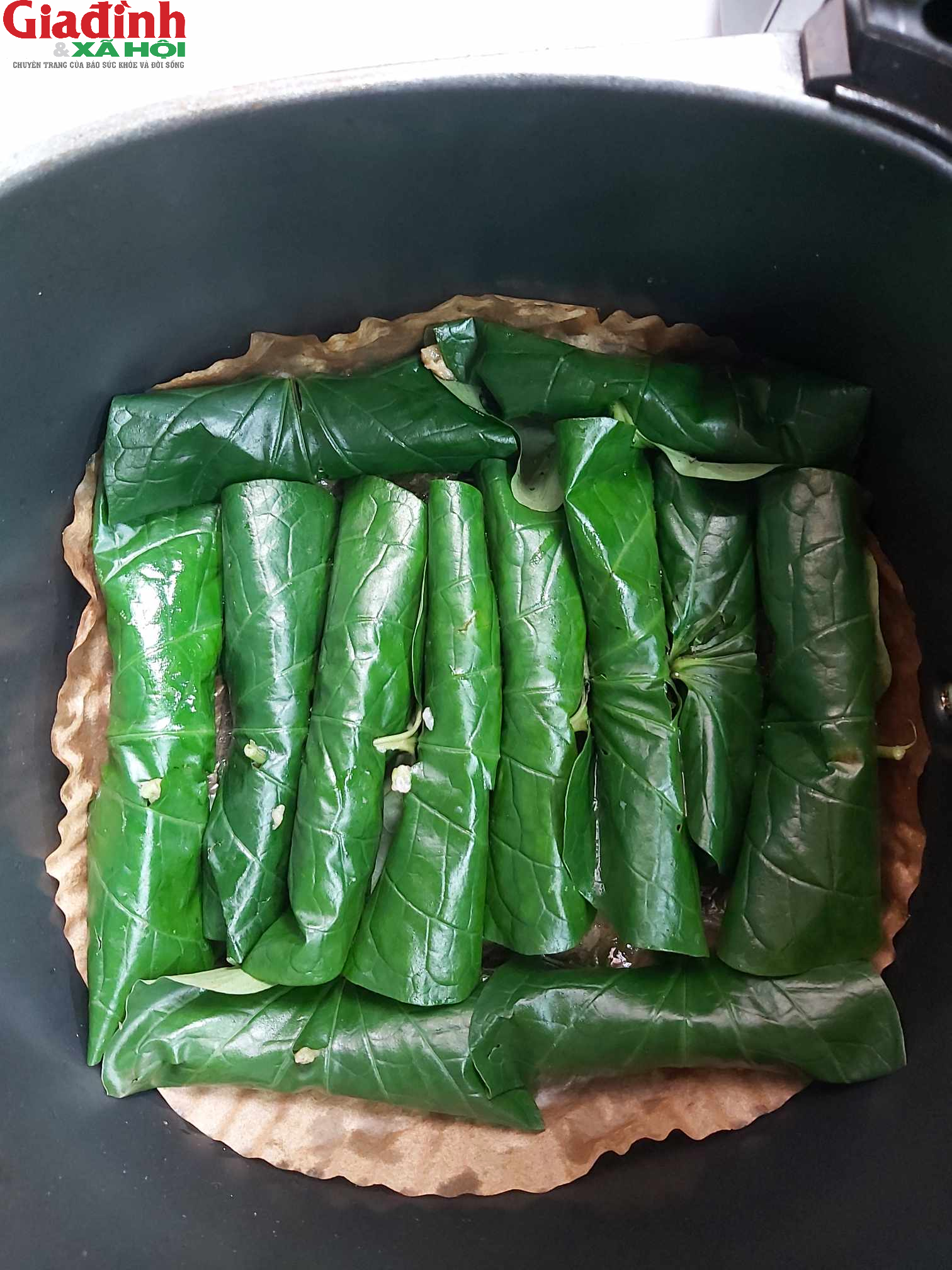 Cách làm chả lá lốt thịt gà bằng nồi chiên không dầu thơm ngon, không khô, ngon như chả lá lốt thịt lợn, thịt bò- Ảnh 5. A bowl of food Description automatically generated