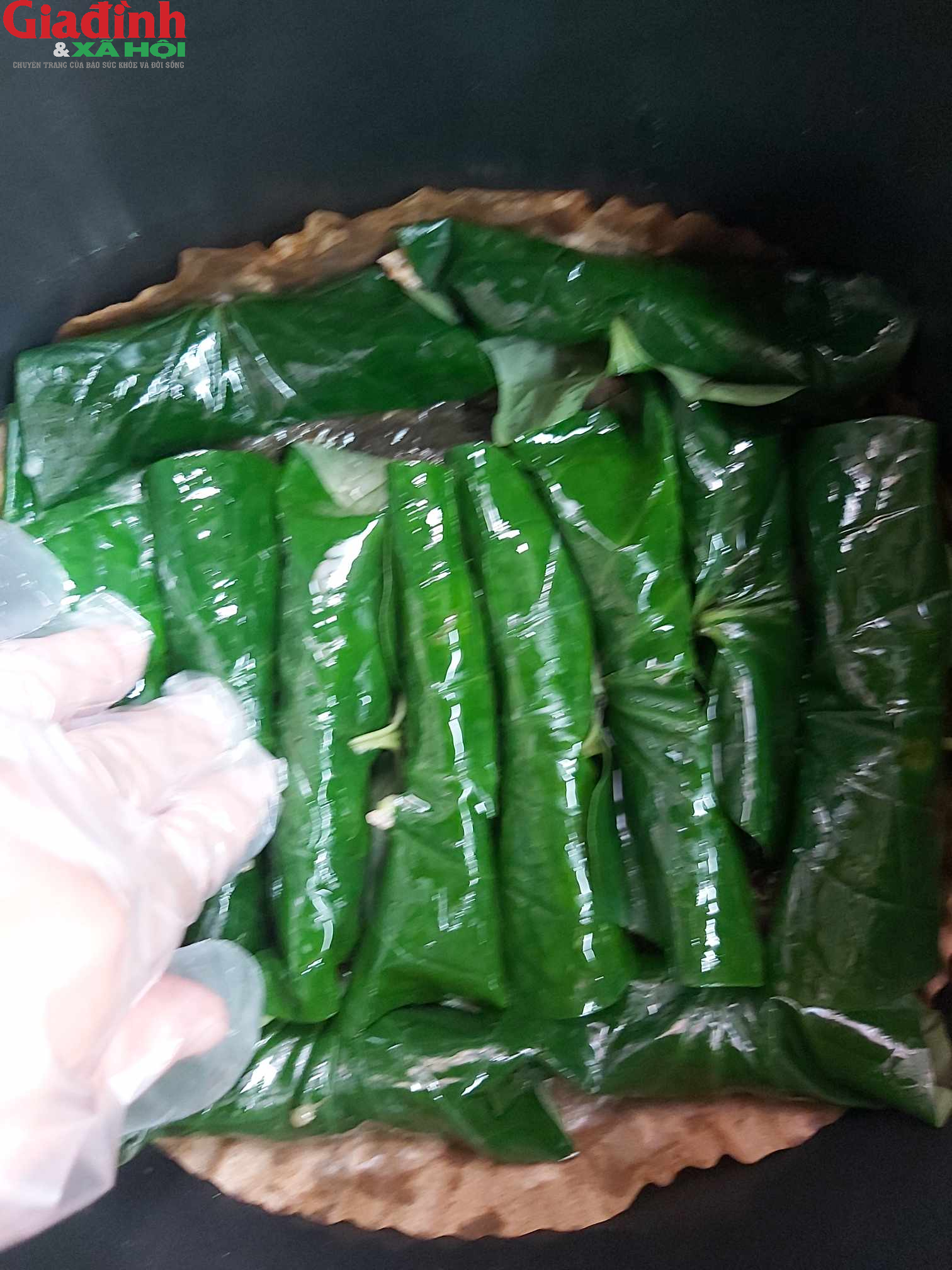 Cách làm chả lá lốt thịt gà bằng nồi chiên không dầu thơm ngon, không khô, ngon như chả lá lốt thịt lợn, thịt bò- Ảnh 6. A hand holding a bowl of food Description automatically generated