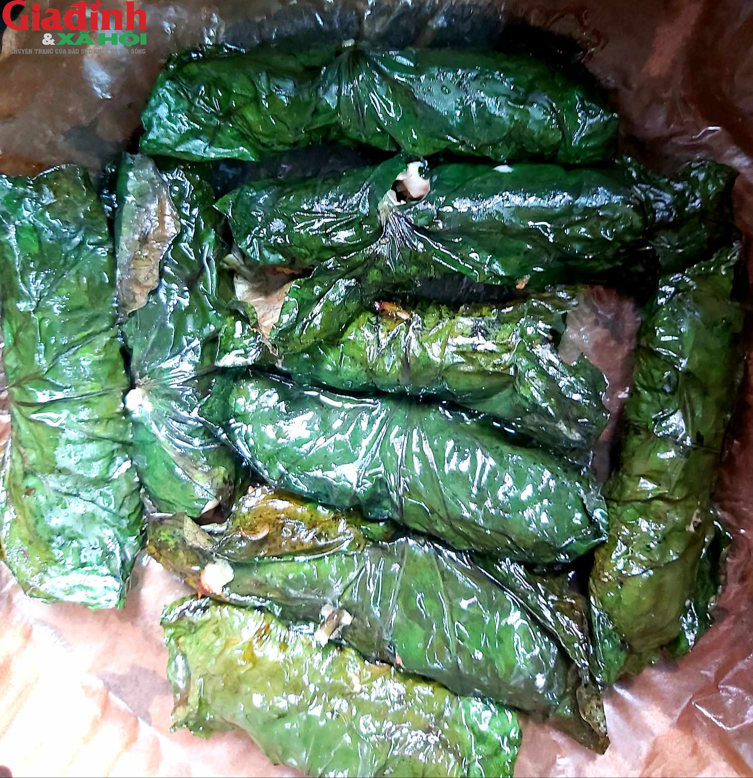 Cách làm chả lá lốt thịt gà bằng nồi chiên không dầu thơm ngon, không khô, ngon như chả lá lốt thịt lợn, thịt bò- Ảnh 7. A pile of green leaves Description automatically generated