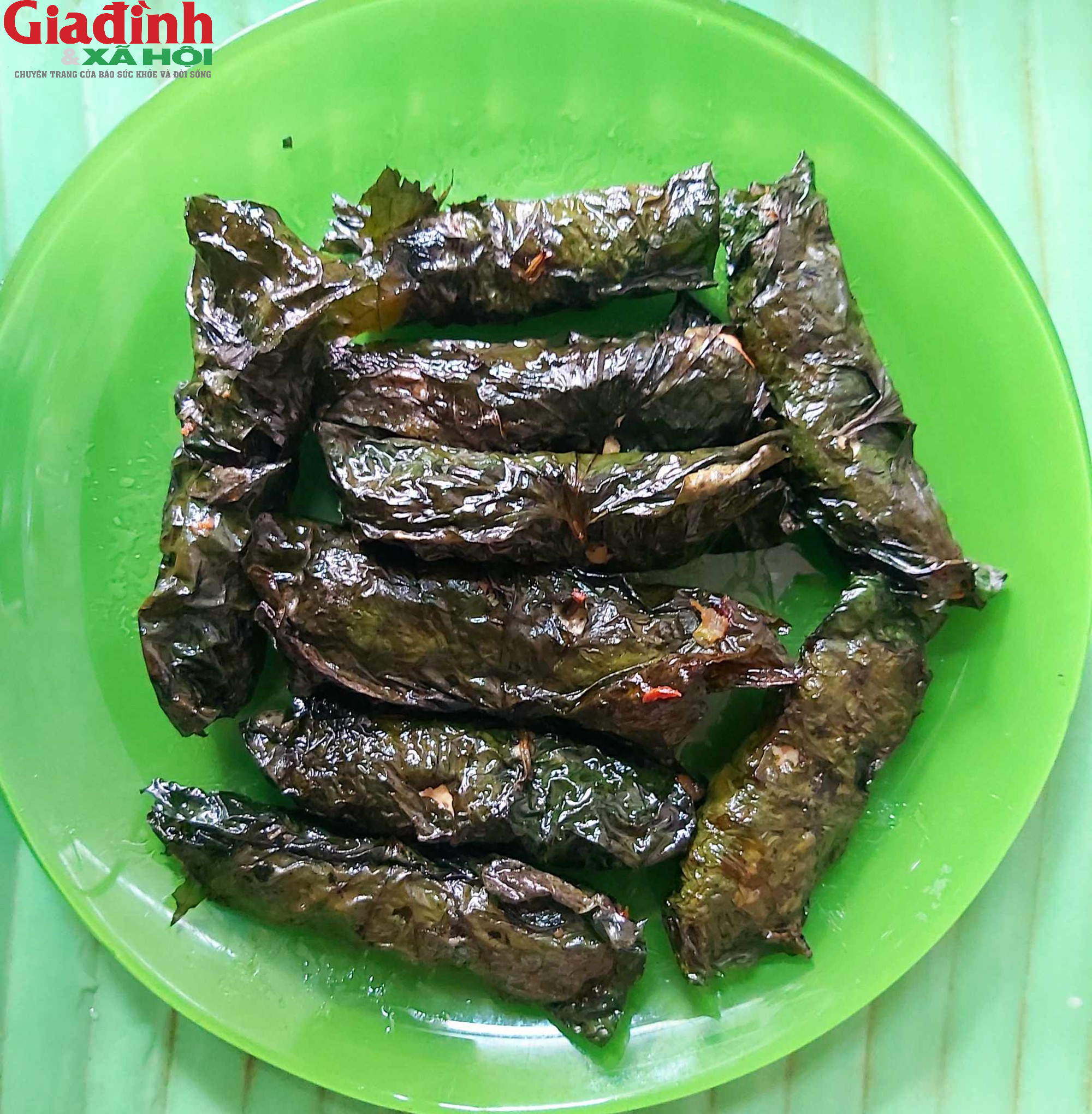 Cách làm chả lá lốt thịt gà bằng nồi chiên không dầu thơm ngon, không khô, ngon như chả lá lốt thịt lợn, thịt bò- Ảnh 8. A plate of food on a table Description automatically generated