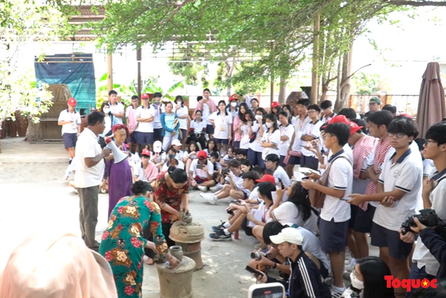 “Đi giật lùi” giữ hồn làng gốm Chăm cổ xưa nhất Đông Nam Á - Ảnh 4. “Đi giật lùi” giữ hồn làng gốm Chăm cổ xưa nhất Đông Nam Á - Ảnh 4.
