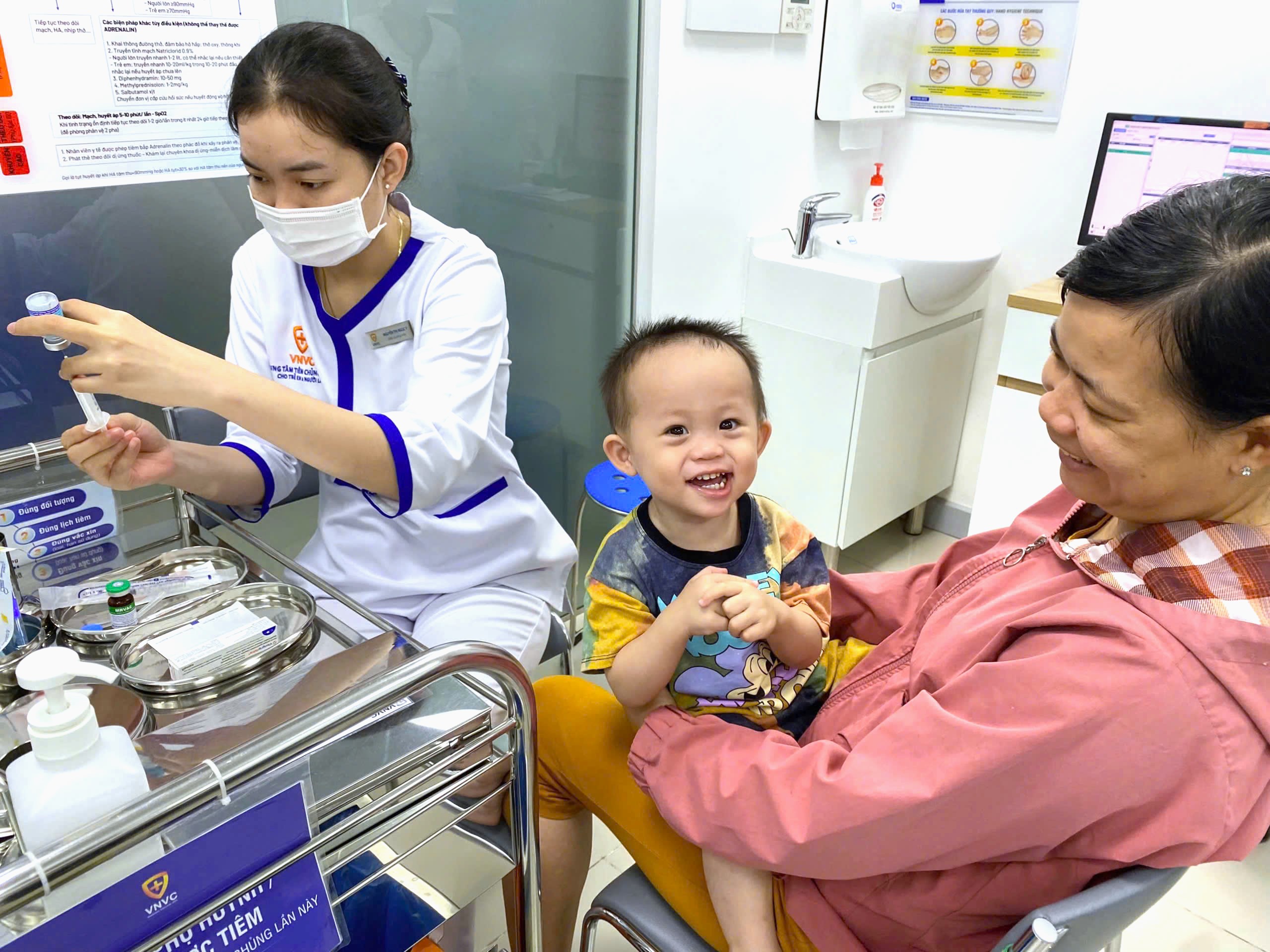 Chú trọng an toàn tiêm chủng trong chiến dịch tiêm vắc xin sởi cho người dân- Ảnh 3. Chú trọng an toàn tiêm chủng trong chiến dịch tiêm vắc xin sởi cho người dân- Ảnh 3.