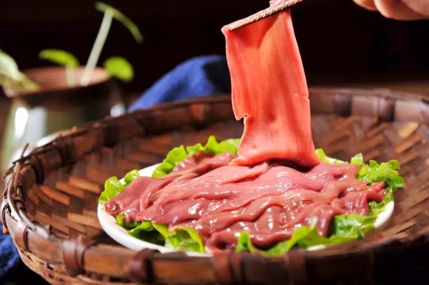 Tại sao khi ăn lẩu, đĩa thịt luôn được lót bởi những lá rau xà lách? - Ảnh 3. Tại sao khi ăn lẩu, đĩa thịt luôn được lót bởi những lá rau xà lách? - Ảnh 3.