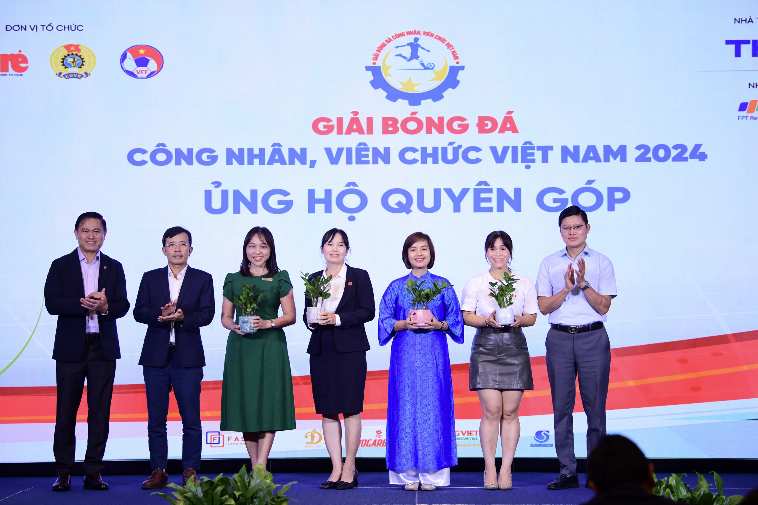 Giải bóng đá hấp dẫn cho công nhân, viên chức Việt Nam sắp khởi tranh- Ảnh 4. Giải bóng đá hấp dẫn cho công nhân, viên chức Việt Nam sắp khởi tranh- Ảnh 4.