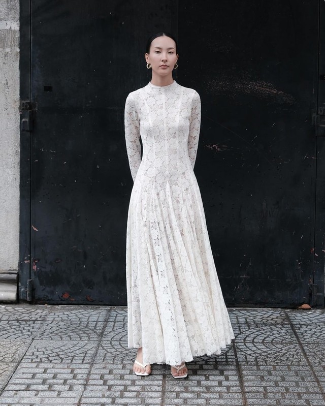 Váy ren, hoa sang trọng là điểm nhấn cho phong cách mùa thu- Ảnh 2. Váy ren, hoa sang trọng là điểm nhấn cho phong cách mùa thu- Ảnh 2.