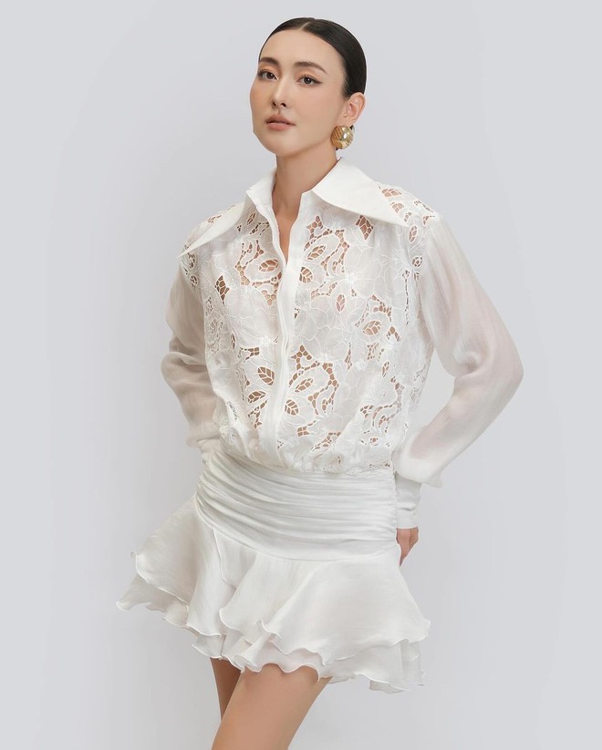 Váy ren, hoa sang trọng là điểm nhấn cho phong cách mùa thu- Ảnh 10. Váy ren, hoa sang trọng là điểm nhấn cho phong cách mùa thu- Ảnh 10.