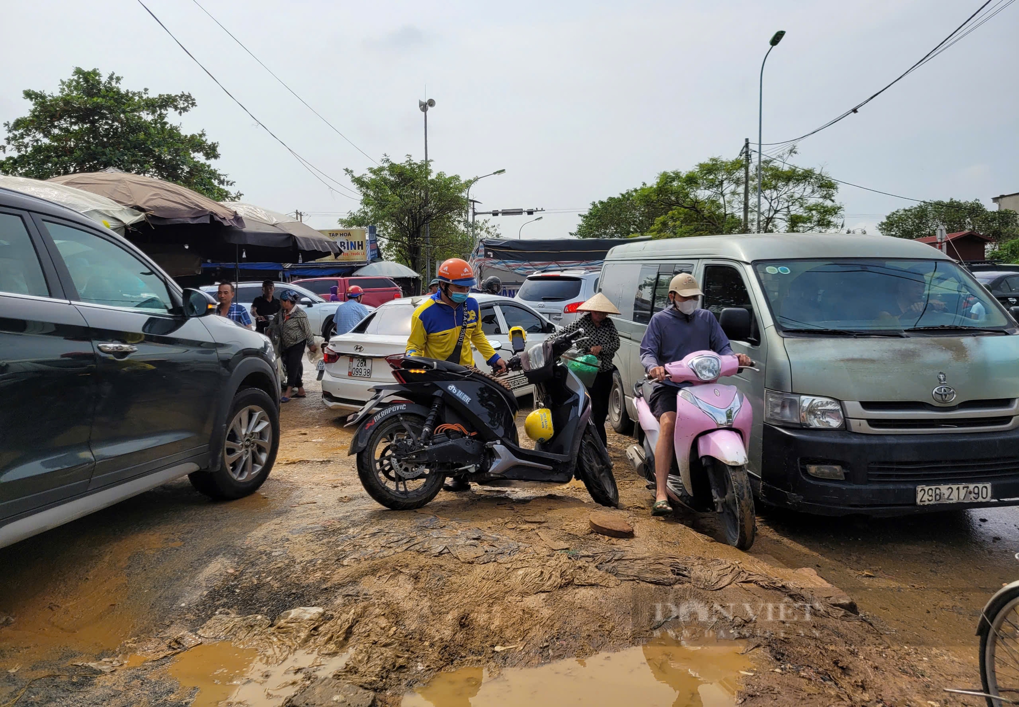Ô tô, xe máy đổ dồn về Quốc lộ 6, xếp hàng cả km mới qua được cầu Mai Lĩnh- Ảnh 6. Ô tô, xe máy đổ dồn về Quốc lộ 6, xếp hàng cả km mới qua được cầu Mai Lĩnh- Ảnh 6.