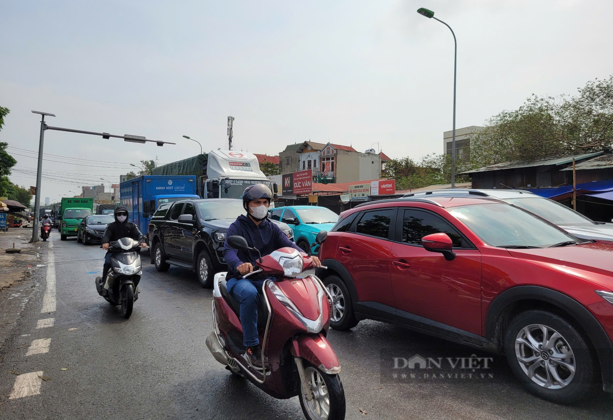 Ô tô, xe máy đổ dồn về Quốc lộ 6, xếp hàng cả km mới qua được cầu Mai Lĩnh- Ảnh 7. Ô tô, xe máy đổ dồn về Quốc lộ 6, xếp hàng cả km mới qua được cầu Mai Lĩnh- Ảnh 7.