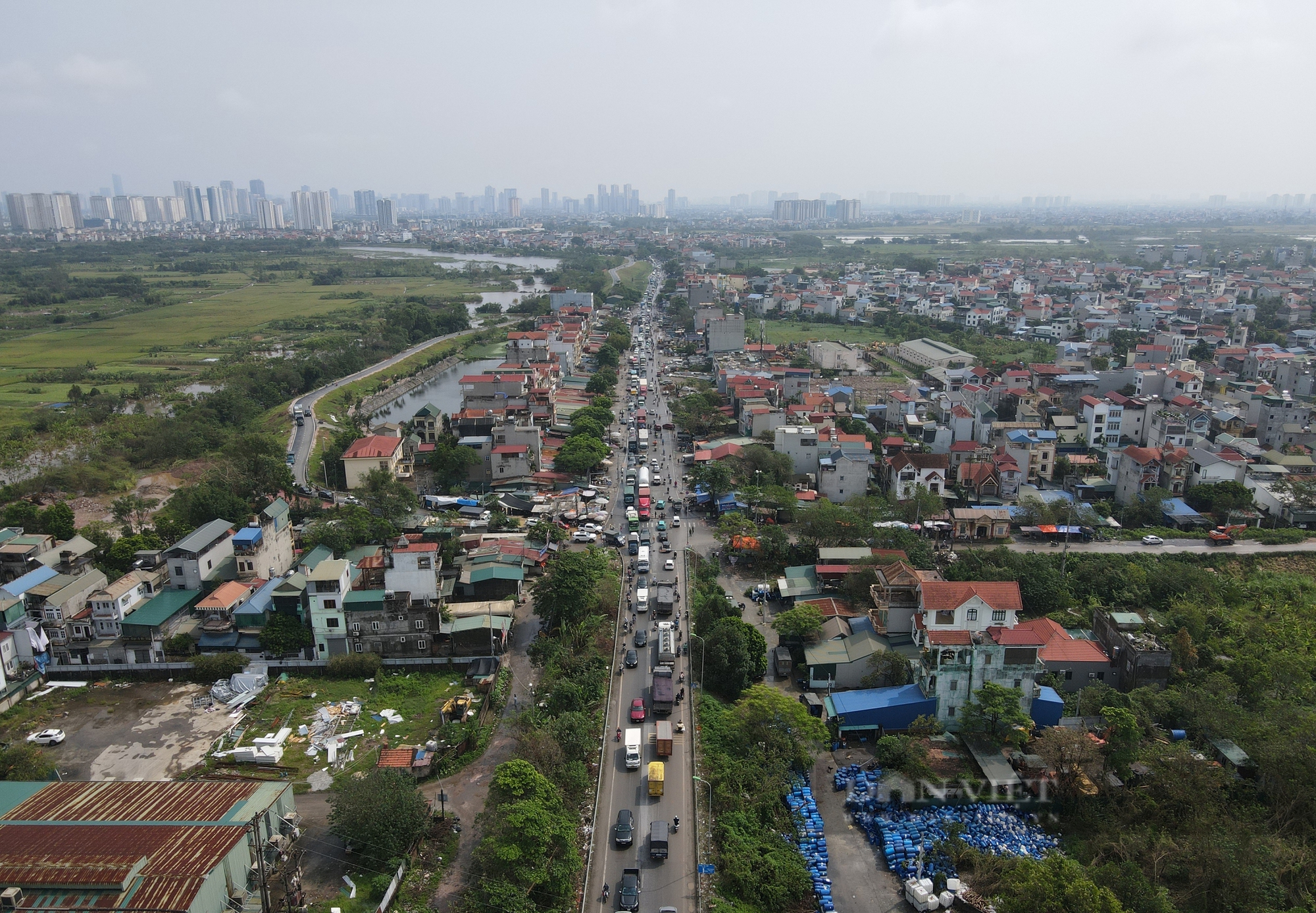 Ô tô, xe máy đổ dồn về Quốc lộ 6, xếp hàng cả km mới qua được cầu Mai Lĩnh- Ảnh 10. Ô tô, xe máy đổ dồn về Quốc lộ 6, xếp hàng cả km mới qua được cầu Mai Lĩnh- Ảnh 10.